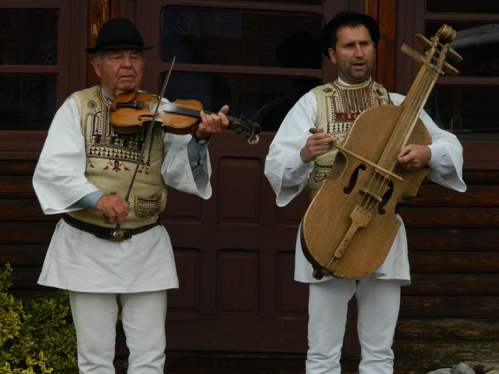 Antal s Viktor csangó zene.jpg